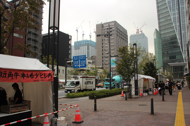 屋台は虎ノ門ヒルズ正面から新橋方面に伸びる「新虎通り」に並んでいる