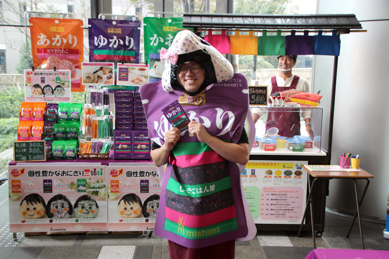 三島食品のロングセラーふりかけ「ゆかり」のほか、姉妹の「あかり」と「かおり」も