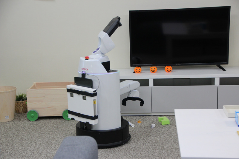 床に落ちている文房具をアームで掴む