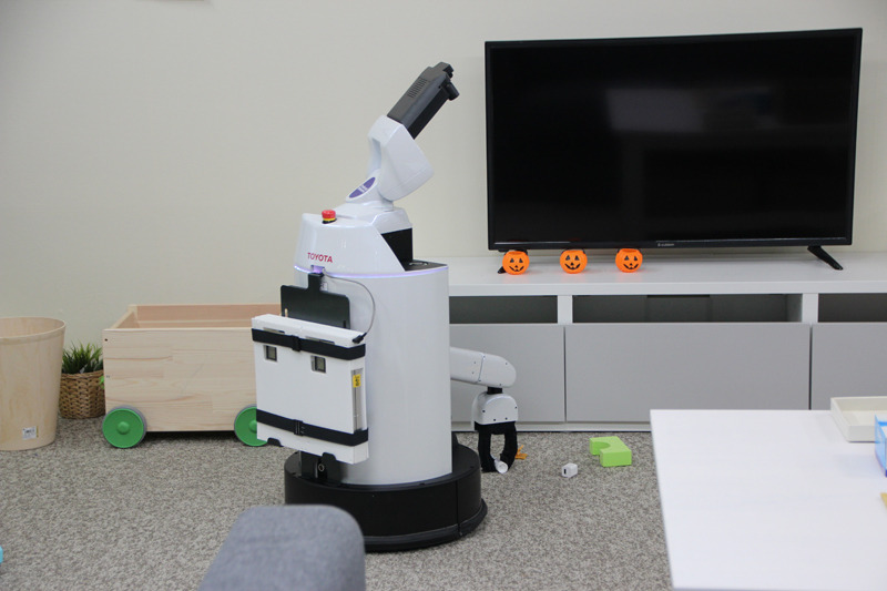 床に落ちている文房具をアームで掴む