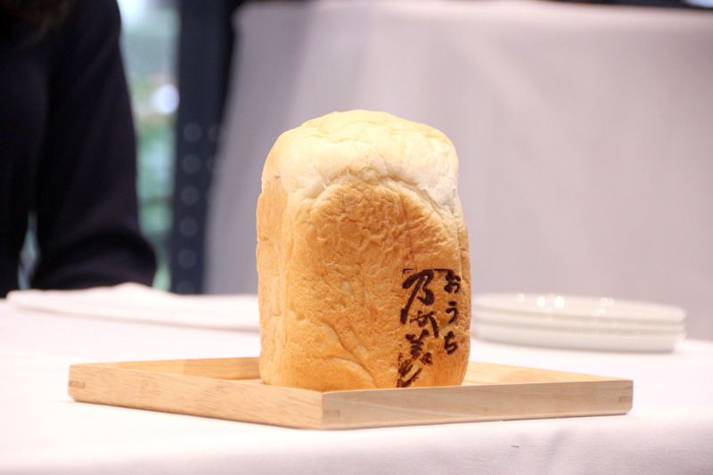 焼きあがった後は冷ます。特別に「おうち乃が美」の焼印がされていた