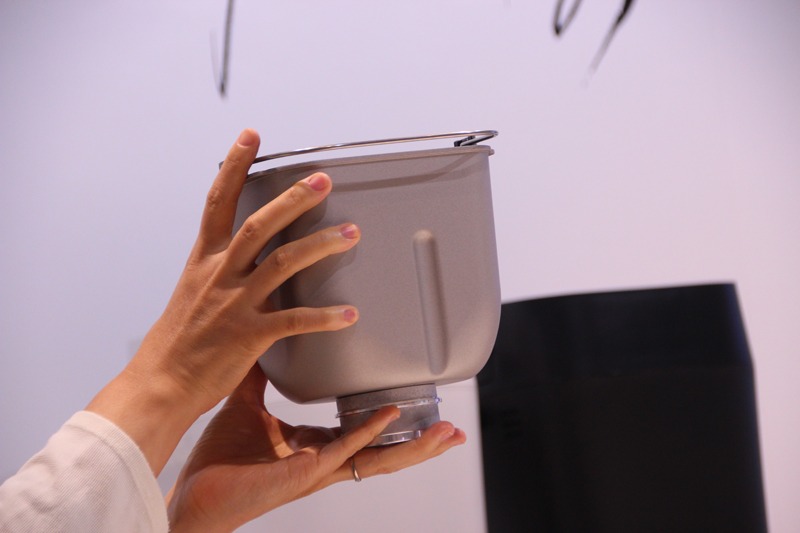 生地をこねるハネとリブのバランスを最適化したパンケース。職人の動きを再現するという