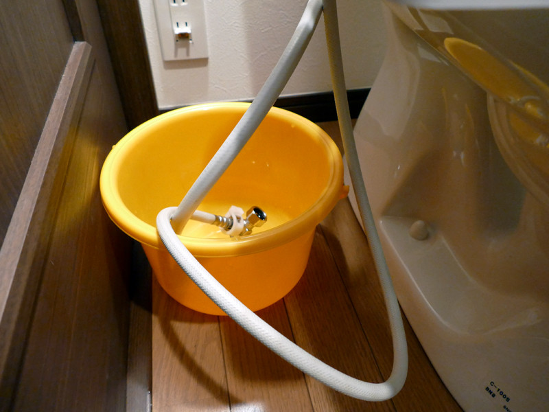 配管を外す作業は、雑巾を敷いたり、バケツを置いたりして、水濡れの対処を忘れずに