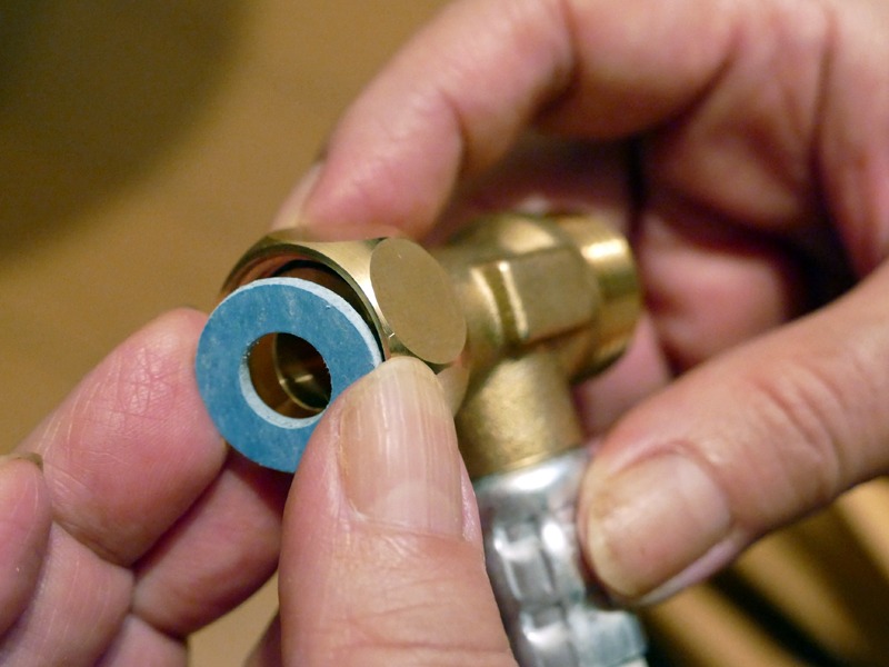 パッキンをはめて、配管を取り付けていく