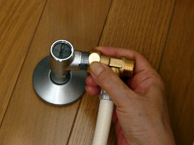 途中まではナットを手で締める方が楽だ