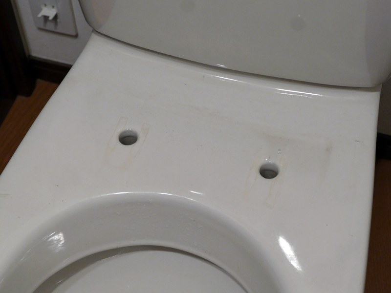 便座の撤去された便器。汚れは砂ボコリで、ほぼ1年中窓を開けていたたため。せっかくの機会なので、念入りに掃除しておこう