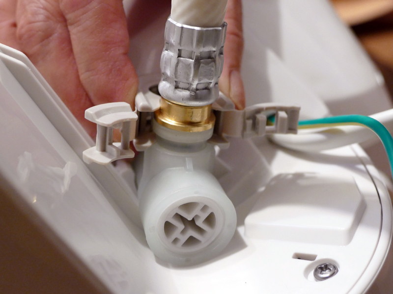 クイックファスナーは、接続部に対して水平にはめ込む。最後にフックのツメをパチンとするまではめ込んで完了