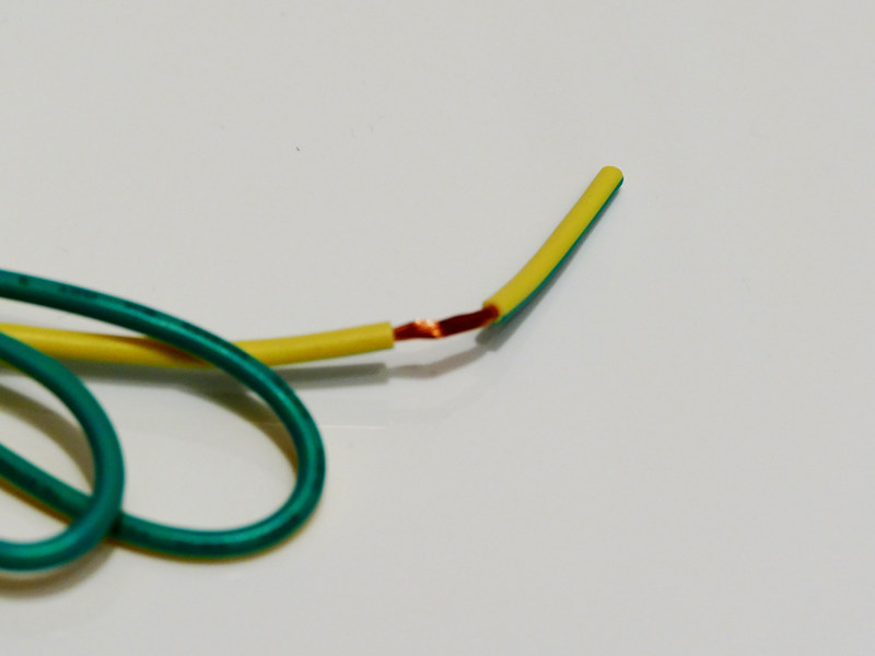 アース線は、皮膜があらかじめ切ってあるので、引き抜くだけ。疲れてきたタイミングだけに、この心遣いには結構感動