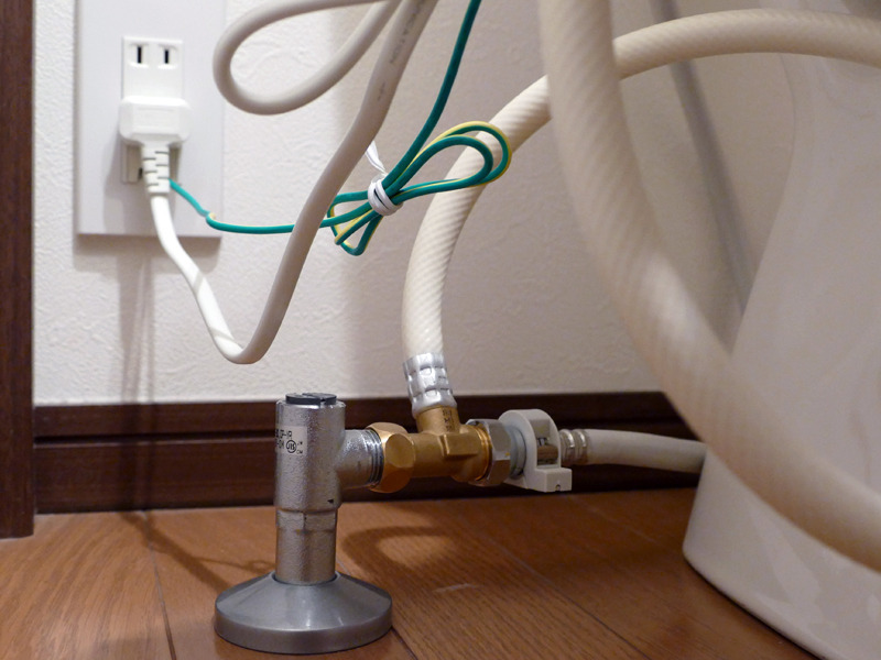 配線、配管の終わった、止水栓周辺