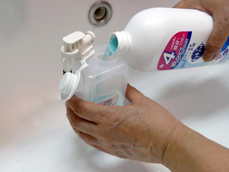 タンクの「満」の線まで、洗剤を投入しよう