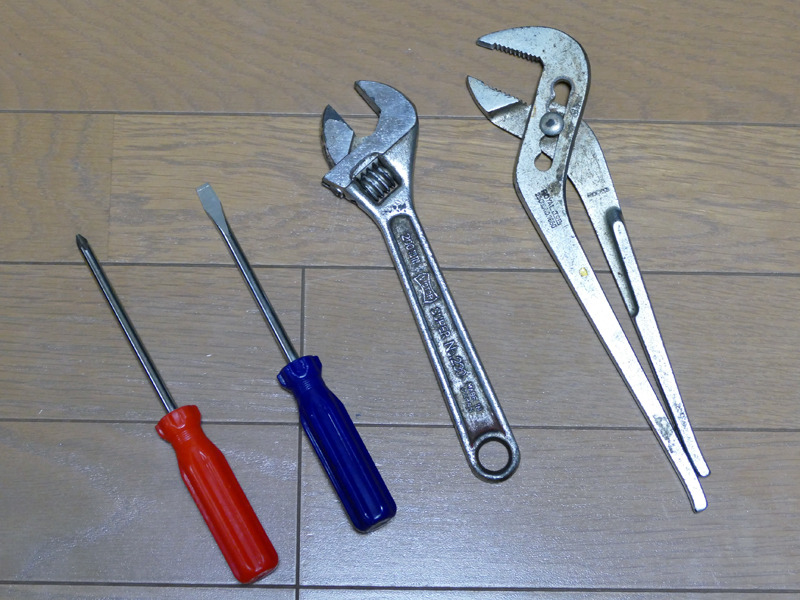 その他、プラスドライバー、モンキーレンチが必要とあったが、我が家は最初の配管ナットのサイズが大きかったのでレンチと、アース線のフタを開けるのにマイナスドライバーも使った