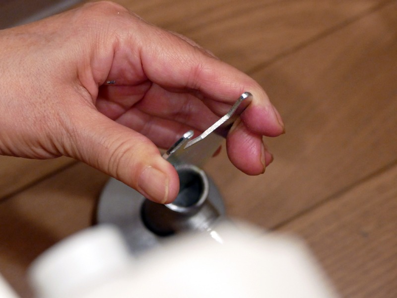 付属のレンチで止水栓を閉める