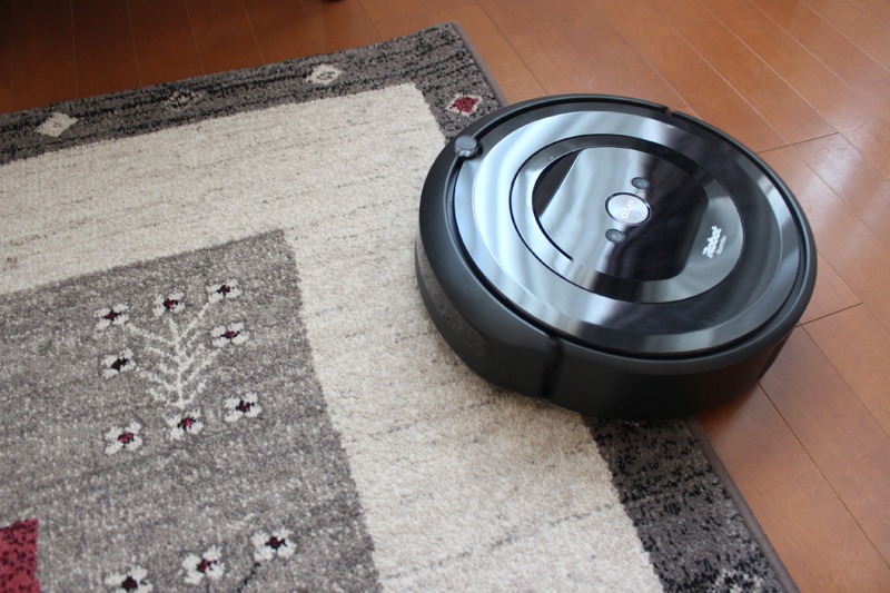 フローリングからラグへ。高さ1cm程度なら、難なく上ることができる