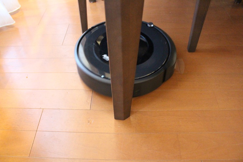テーブルやいすの脚まわりを見つけると、回り込んでブラシでゴミを取り除く動作をしてくれる