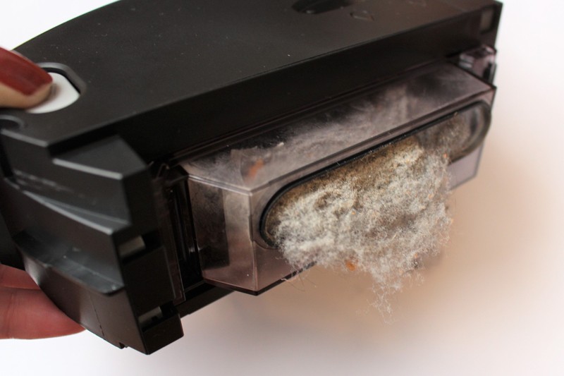 ダスト容器を抜いたところ、すでにゴミが溢れ出ていた