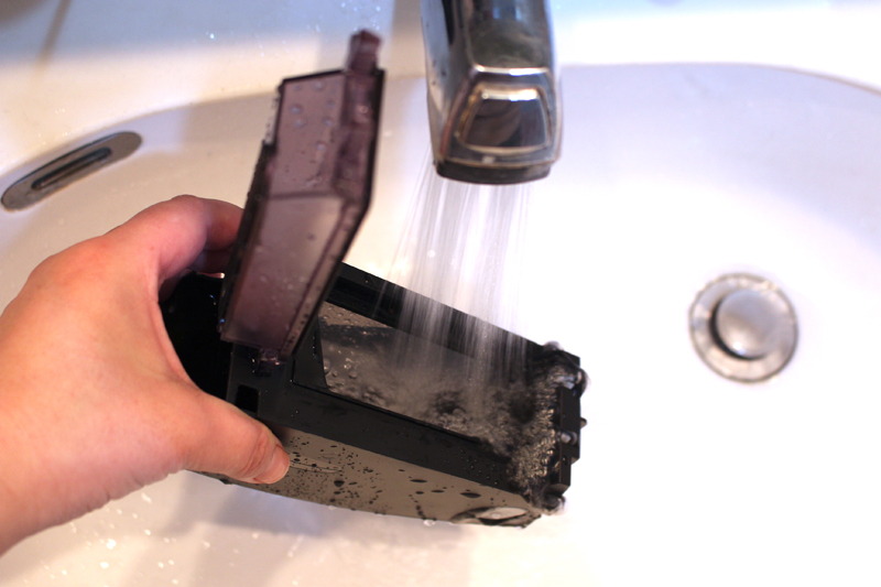 水で洗い流せば、手を入れなくても細かい汚れがスッキリ落とせる!!