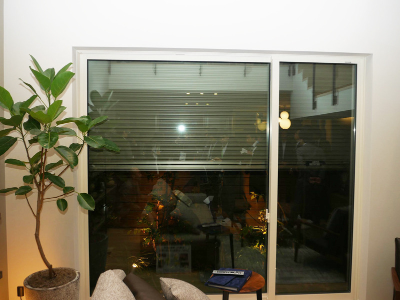 「おはよう」を押すと、天井の照明がオンになり、電動シャッターが開いた