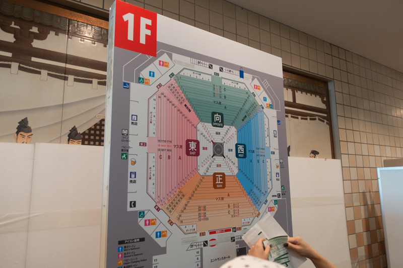 中はかなり広く、入り口が4つに分かれている