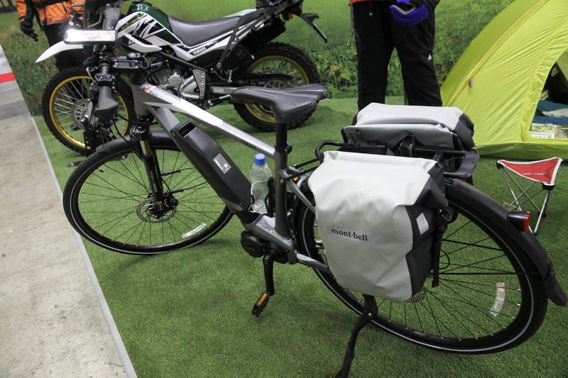 YPJ-TCを使ったキャンプツーリングの提案。リアキャリアにモンベルのサイドバッグを装着していた。荷物が重くなるキャンプツーリングとe-bikeの相性は良さそう