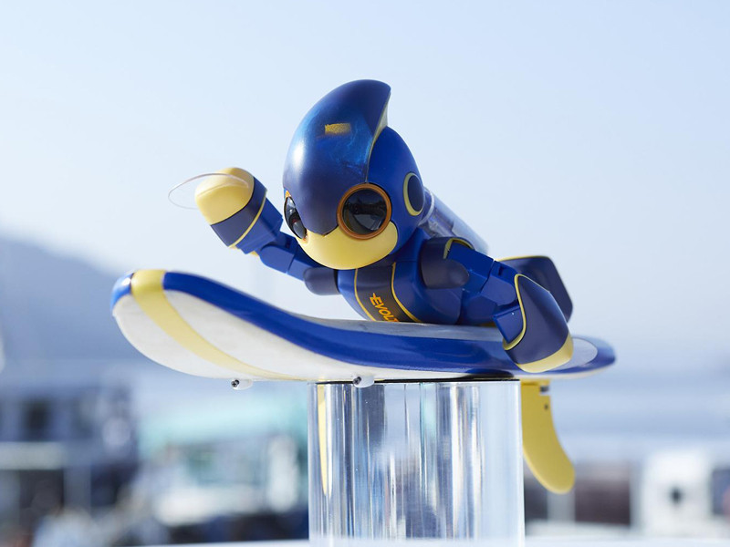 単三形乾電池「エボルタ NEO」2本を動力に設計・制作されたロボットがサーフボードに乗り、宮島口から嚴島神社の大鳥居までの約3kmを遠泳