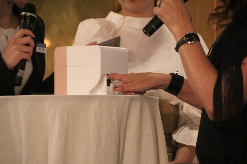 本体に指を入れるだけで1本約10秒でネイルプリントが完成する