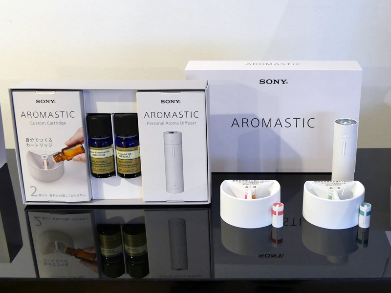 「AROMASTIC」ホワイトの「AROMASTIC Gift Box」。精油ありのボックスセット