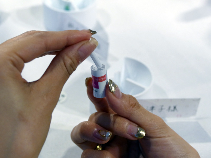 トレイからカートリッジを取り出して、フタを締める