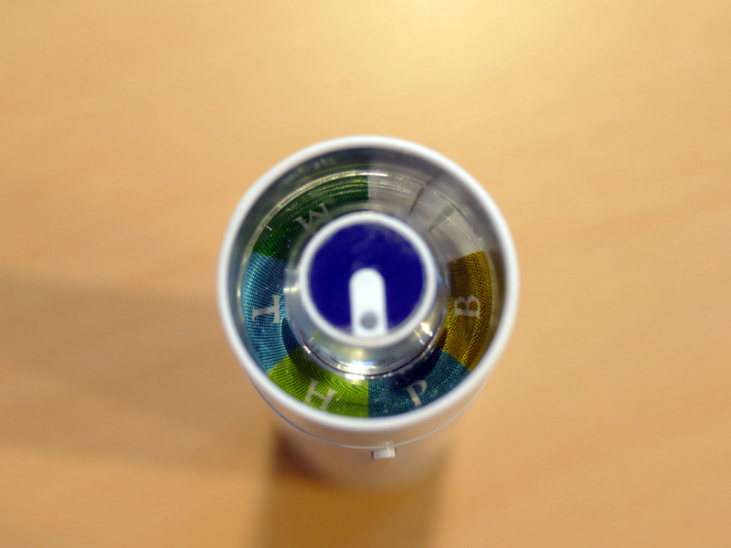 本体の上部中央、青色部分がカートリッジ