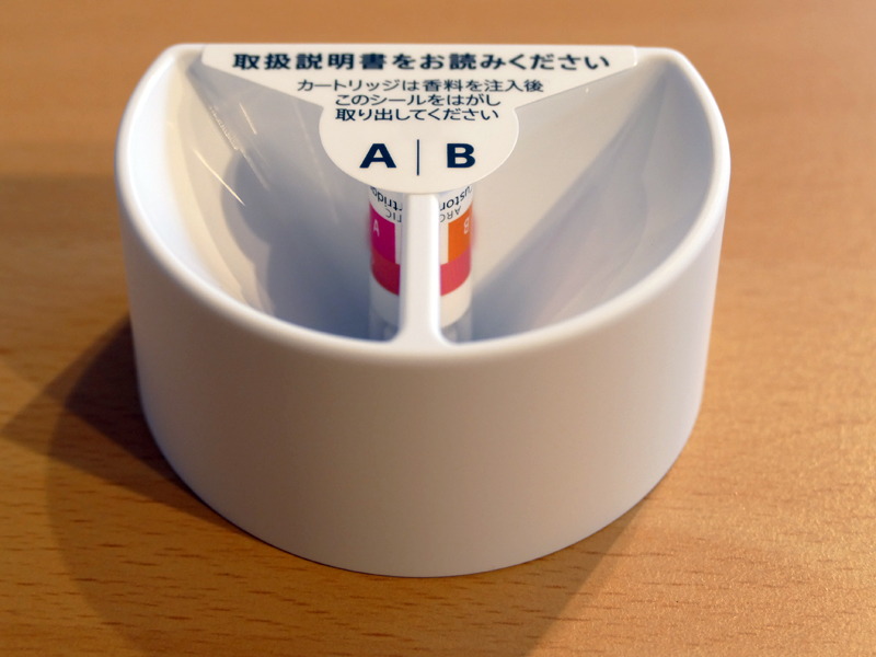 空のカートリッジは、香料充填用トレイにセットされた状態