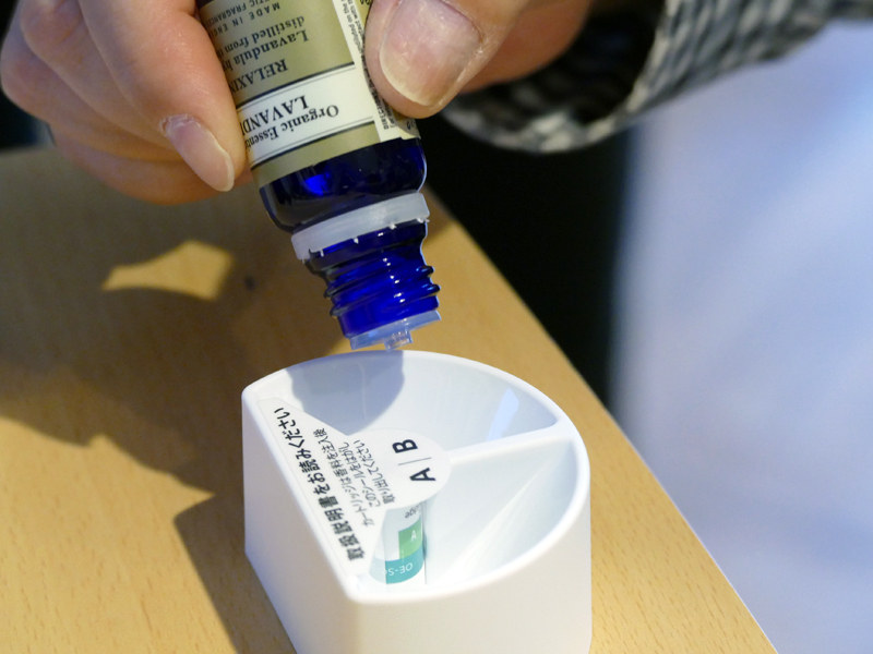 好みのアロマオイルをトレイに垂らす