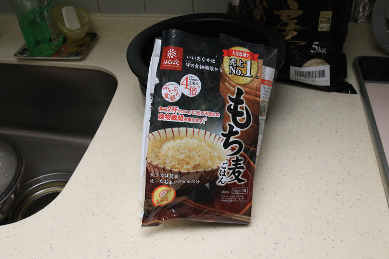 スーパーで買ってきた、はくばくの「押麦」と「もち麦」。小袋に分かれているものと、そうでないものがあった。JPH-B101は麦めし専用の計量カップと水位線が付いているから、小袋じゃない方が使いやすい