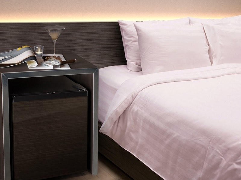 多様化するホテルの客室レイアウトに対応した1ドア冷蔵庫。計3機種を用意