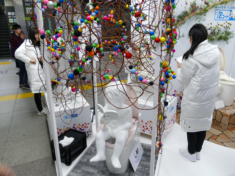 別の小便小僧には、蔓を使ったディスプレイ