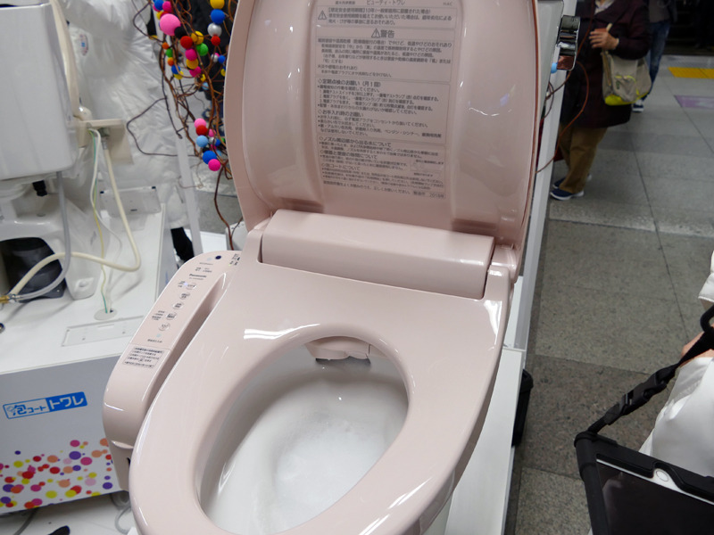 設置された「泡コートトワレ」。泡が噴出する様子も見られる