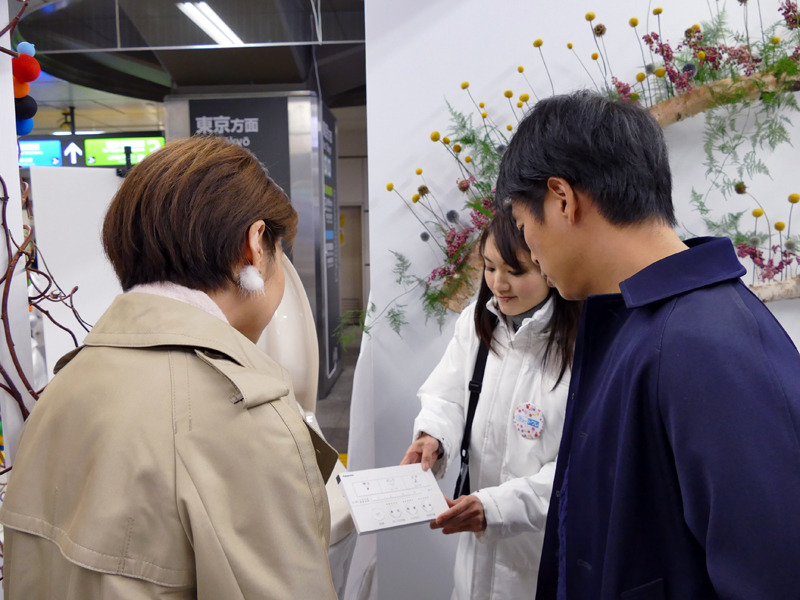 熱心に、トワレの泡について聞き入る来場者