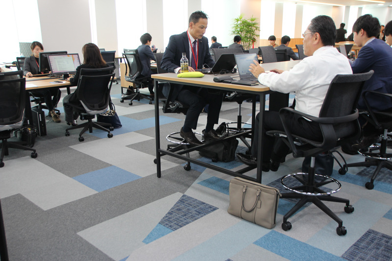 フリーアドレスエリアは業務に集中できるよう、ブルーを基調とした床材
