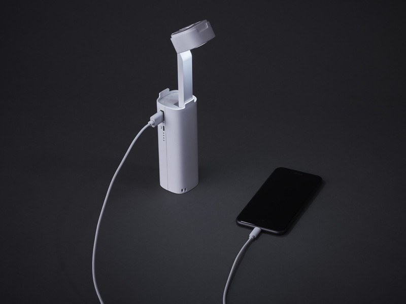 普段はハンディライトやスマホを充電するモバイルバッテリーとして使用でき、デスクライトにもなる