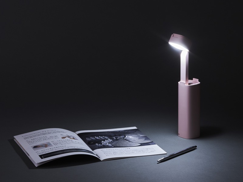 普段はハンディライトやスマホを充電するモバイルバッテリーとして使用でき、デスクライトにもなる