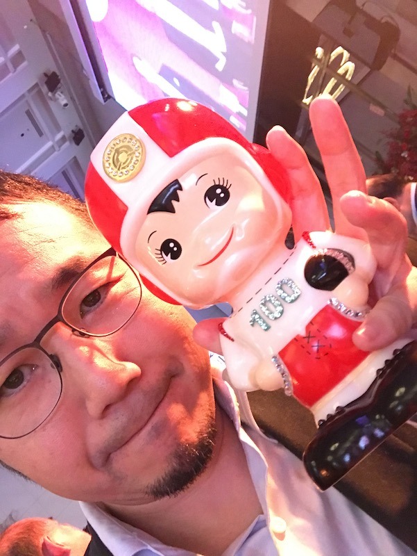 お土産として配られた100周年バージョンの「大同坊や」。107個のスワロフスキーがあしらわれた特別バージョン！