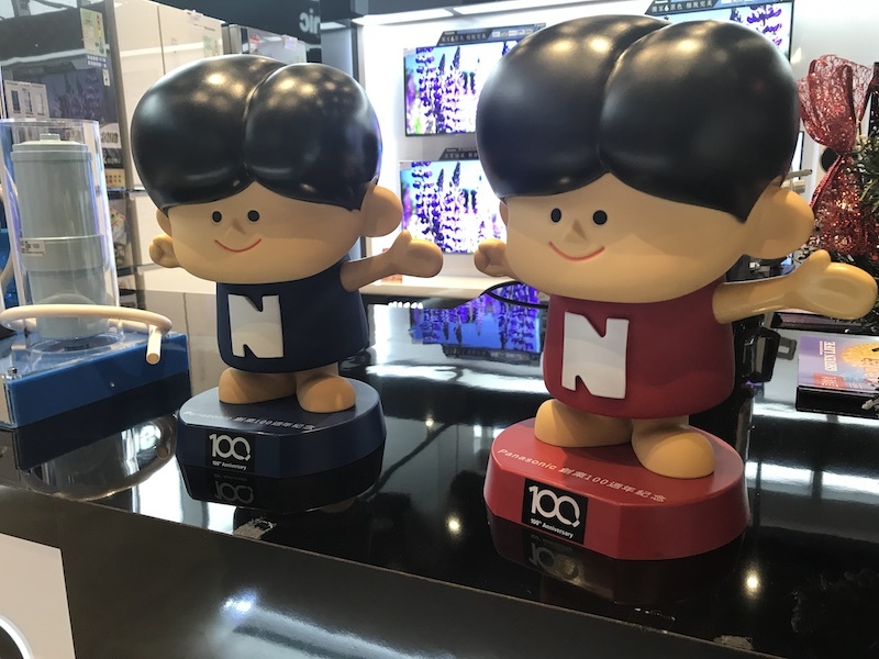 台湾で何度も見かけたナショナル坊や。赤と青があるのは、ナショナルとパナソニックをイメージ？