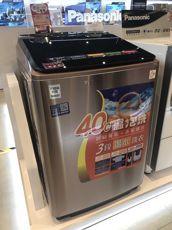 こちらも台湾オリジナルのパナソニック製タテ型洗濯機。容量なんと22kg!