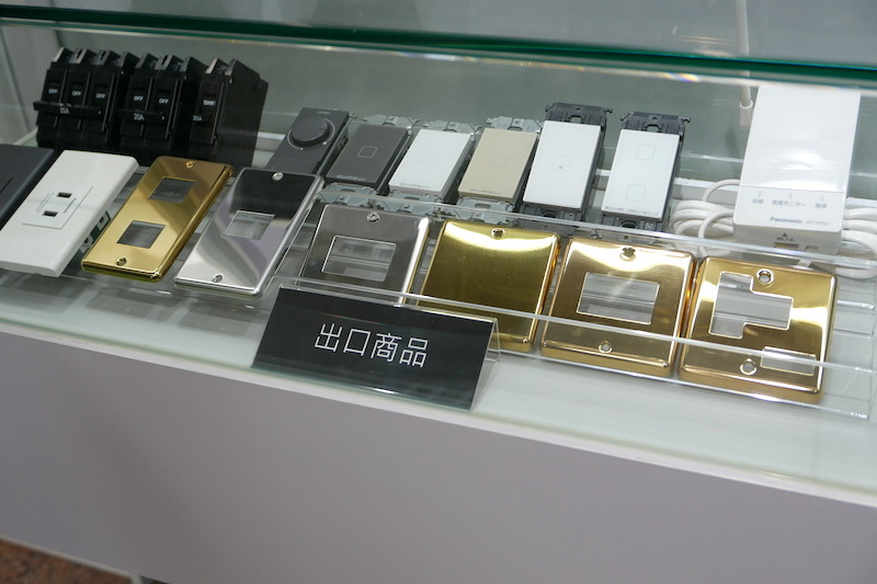 一部の製品はここから海外へと輸出される。金色のプレートは中東向け