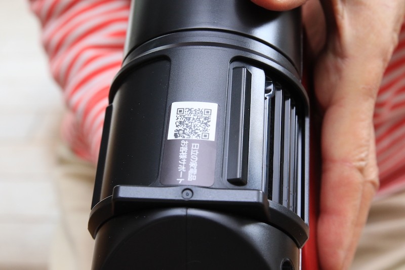 排気のシャッターを動かすと、排気の方向を切り替えられるので、机の上の掃除などでごみを散らかさない