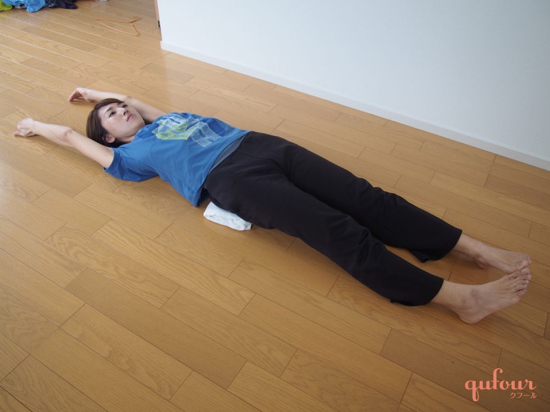 暮らし 肩こりや腰痛が楽に 丸めたバスタオルに寝るだけ 簡単ストレッチ 3種 家電 Watch