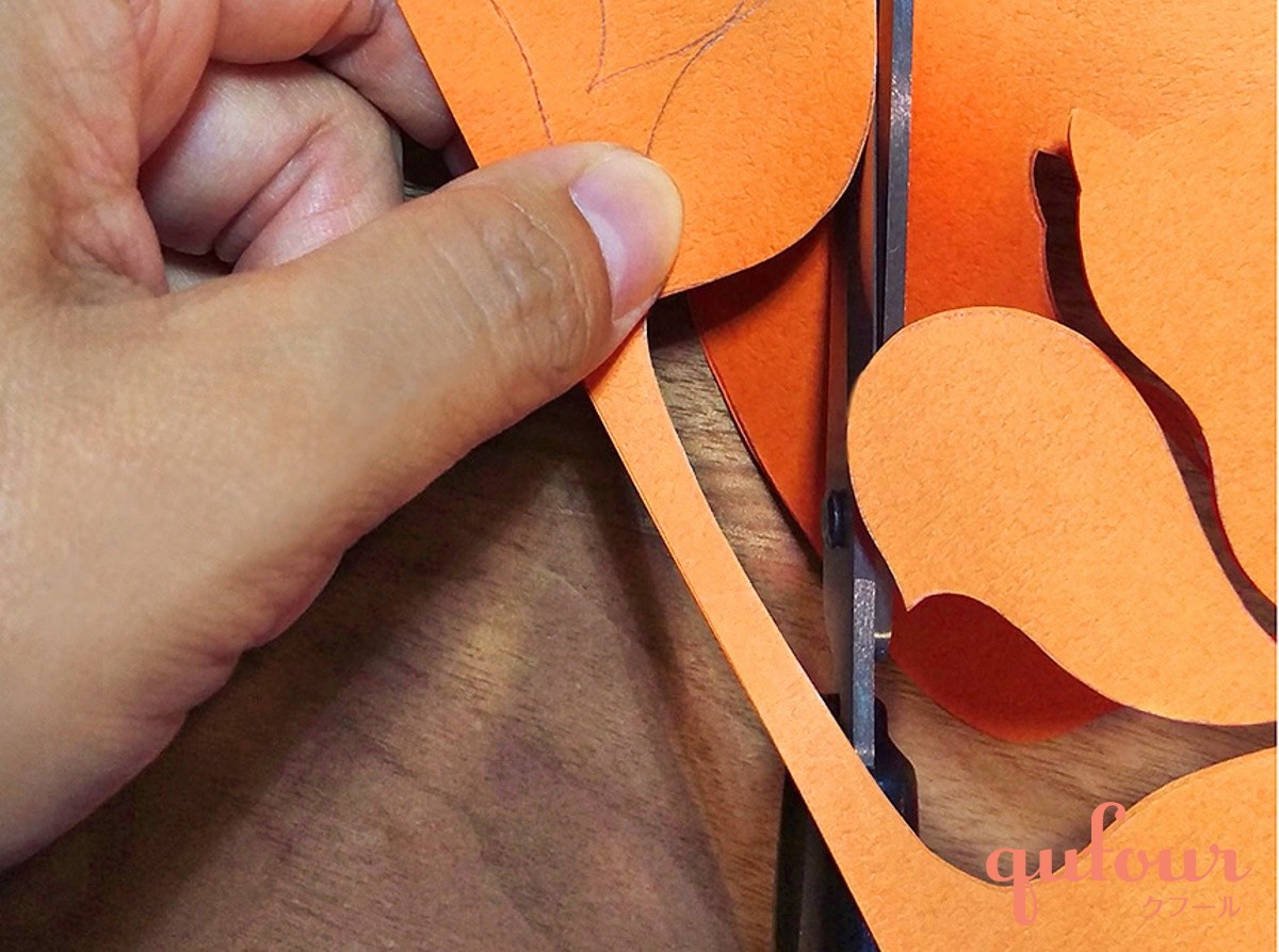 暮らし 折り紙とハサミで切り絵23 なだらかな曲線でほっこり 秋の森とリス 家電 Watch