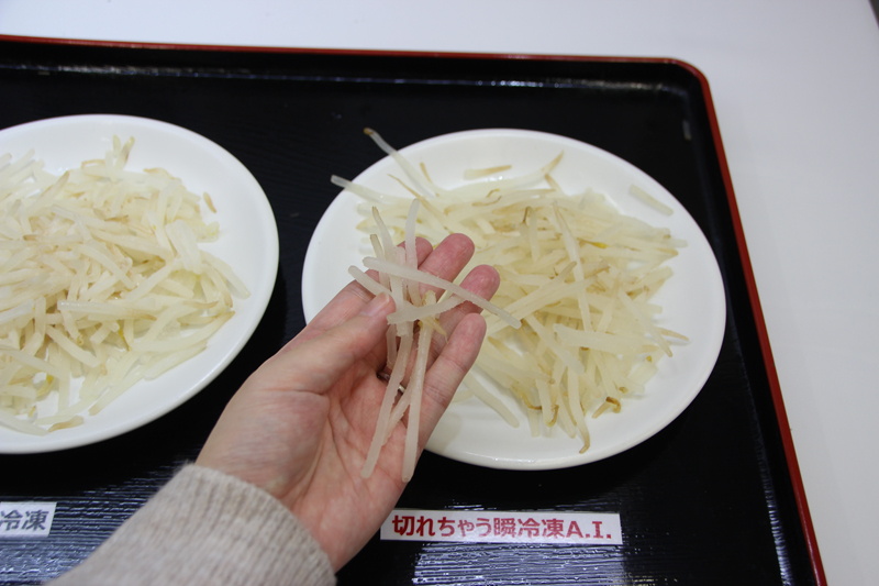 瞬冷凍室で凍らせたもやし。すぐに使える状態