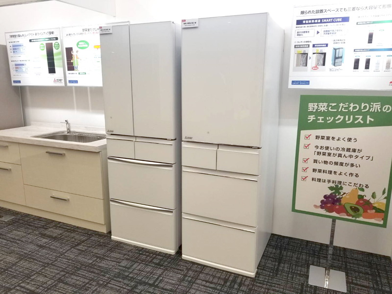 6ドアセンター開きで容量455Lの「MR-MX46E」(左)と、5ドア片開きで容量451Lの「MR-MB45E」(右)を追加