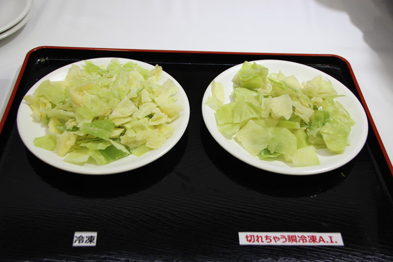 冷凍室で凍らせたキャベツは固まっていたが、瞬冷凍室のキャベツはほぐれやすい状態