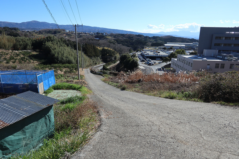 斜度およそ25%の壁。右に映る建物を見ると、その高さも想像できるはず