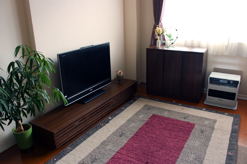 10年以上前から使っている2K液晶テレビ。大きな不満はないが、やはり4Kが気になる